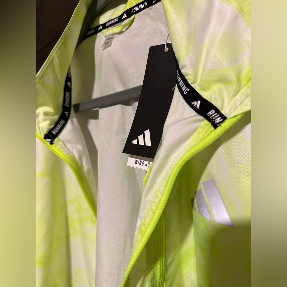 adidas unisex “OWN THE RUN ALLOVER” RUNNING WINDBREAKER (L) (white/lucid lemon)